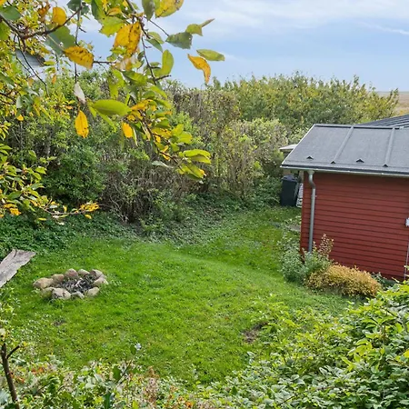 Och Annex Omgivna Av Semesterbostad